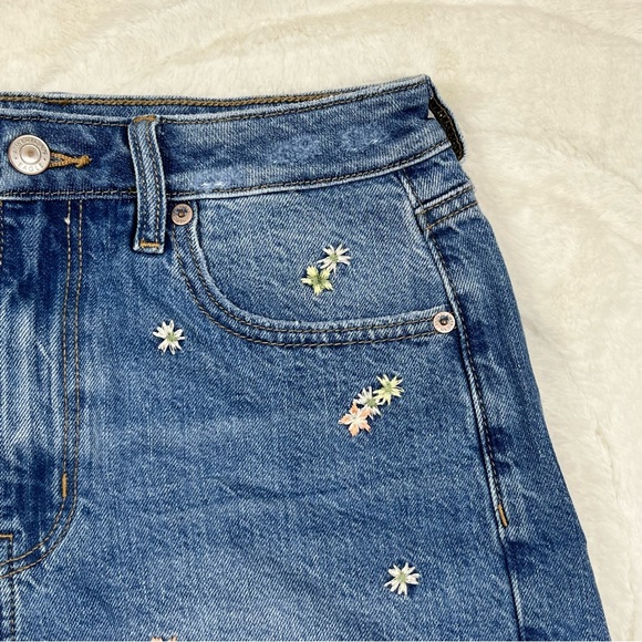 American Eagle Embroidered Flowers Denim Mom Shorts 2 EUC - Picture 3 of 11
